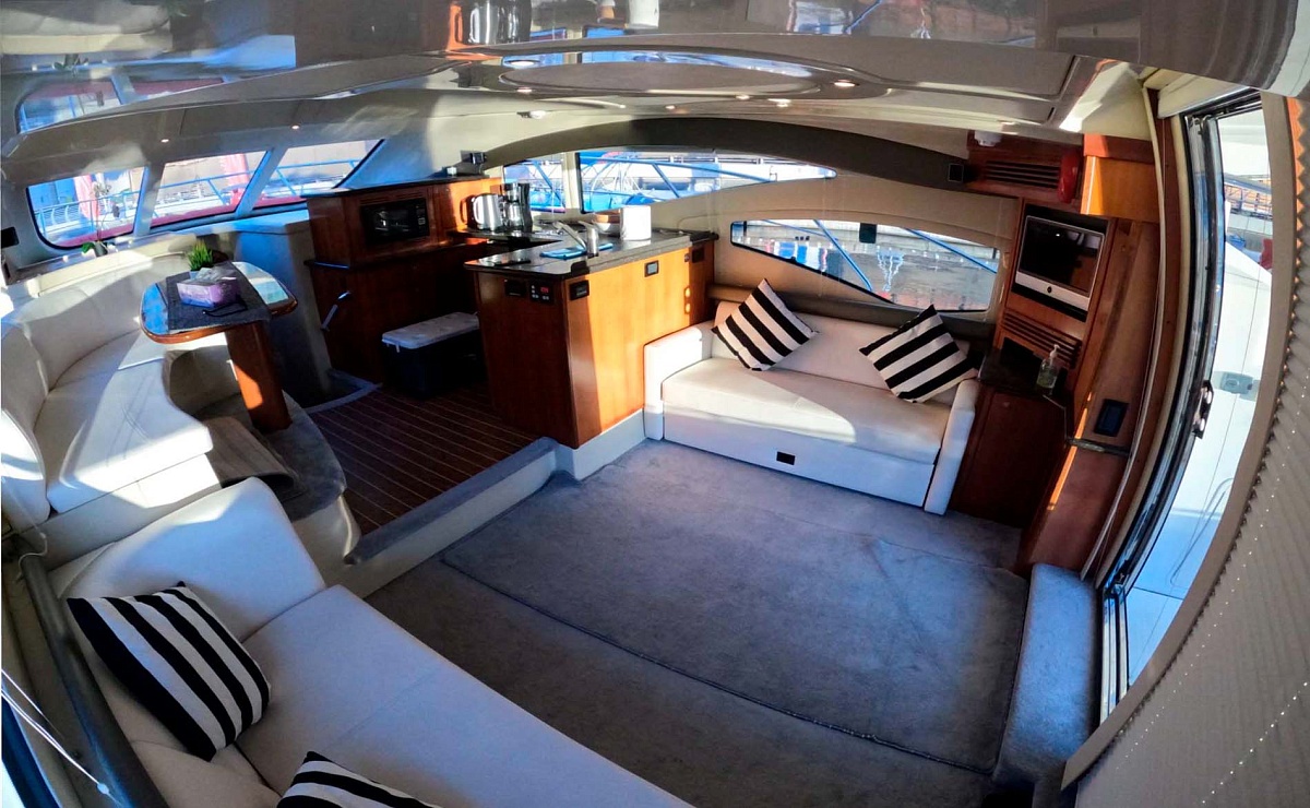 Аренда моторной яхты Cruiser 47 AMMOS в Дубае